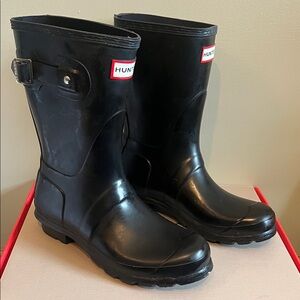 New - size 7 - Hunter Black Mid-Height Rubber Rain Boots